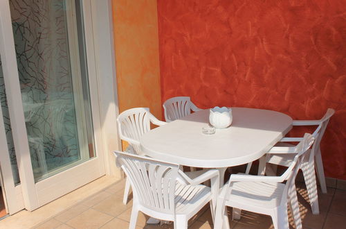 Photo 3 - 2 bedroom Apartment in Lazise with swimming pool and mountain view