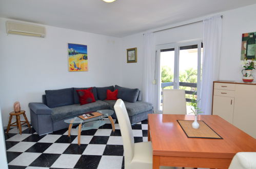 Photo 2 - Appartement de 2 chambres à Omiš avec terrasse et vues à la mer