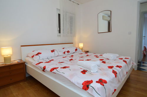 Foto 18 - Apartamento de 2 quartos em Omiš com jardim e terraço