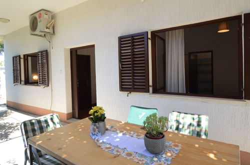 Photo 13 - 2 bedroom Apartment in Sibenik with garden and terrace