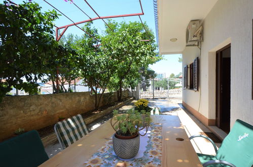 Foto 12 - Apartamento de 2 quartos em Sibenik com jardim e terraço