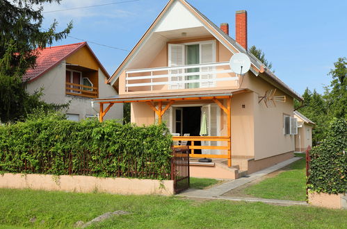 Photo 1 - Maison de 4 chambres à Balatonmáriafürdő avec jardin et terrasse