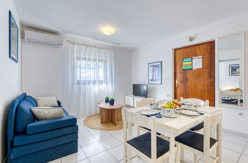 Photo 3 - Appartement de 2 chambres à Omišalj avec jardin et terrasse