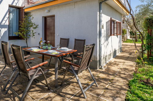 Photo 2 - Appartement de 2 chambres à Omišalj avec jardin et terrasse
