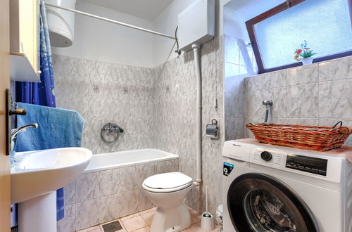 Foto 31 - Casa con 2 camere da letto a Ližnjan con piscina privata e giardino