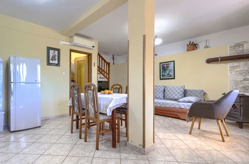 Foto 14 - Casa con 2 camere da letto a Ližnjan con piscina privata e giardino