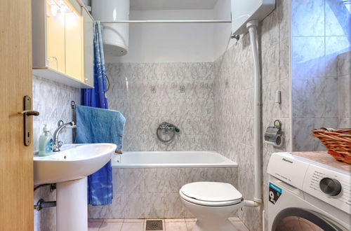 Foto 30 - Casa con 2 camere da letto a Ližnjan con piscina privata e giardino