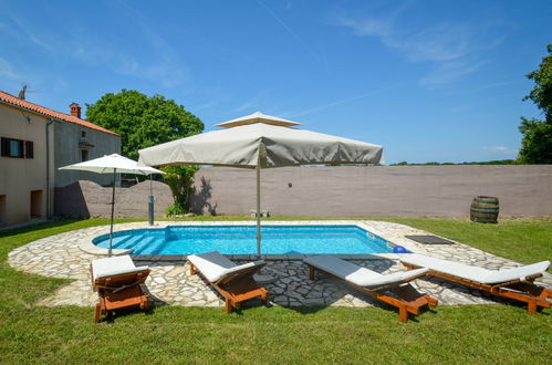 Photo 20 - Maison de 2 chambres à Ližnjan avec piscine privée et jardin