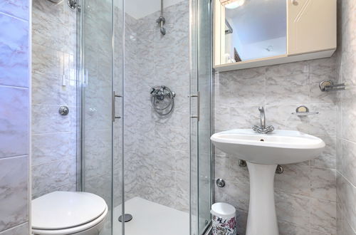Foto 32 - Casa con 2 camere da letto a Ližnjan con piscina privata e giardino