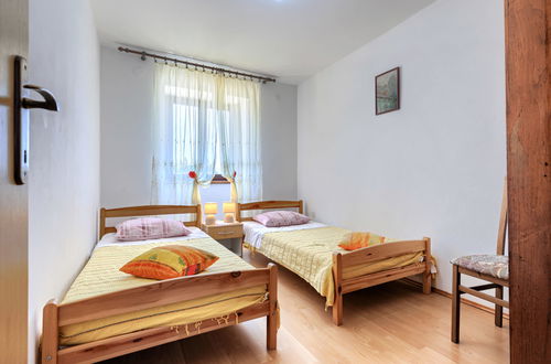Foto 22 - Casa con 2 camere da letto a Ližnjan con piscina privata e giardino