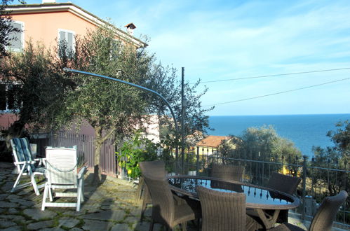 Foto 3 - Apartamento de 1 habitación en Imperia con jardín y vistas al mar