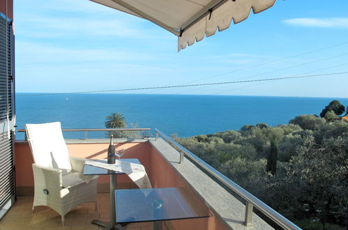 Foto 1 - Apartamento de 1 habitación en Imperia con jardín y vistas al mar