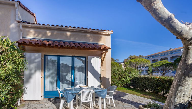 Foto 1 - Casa de 2 quartos em Le Lavandou com piscina e vistas do mar