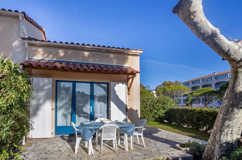 Foto 1 - Casa de 2 quartos em Le Lavandou com piscina e vistas do mar