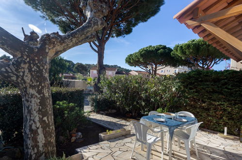 Foto 2 - Casa con 2 camere da letto a Le Lavandou con piscina e vista mare