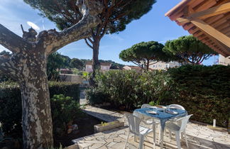 Photo 2 - Maison de 2 chambres à Le Lavandou avec piscine et vues à la mer