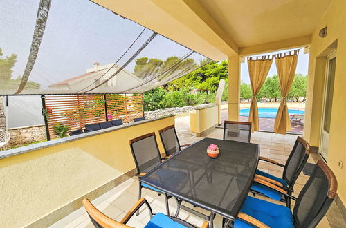 Foto 11 - Apartamento de 2 quartos em Sibenik com piscina privada e jardim