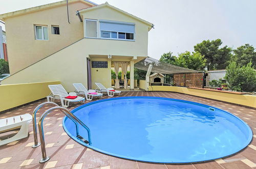 Foto 1 - Apartamento de 2 quartos em Sibenik com piscina privada e jardim