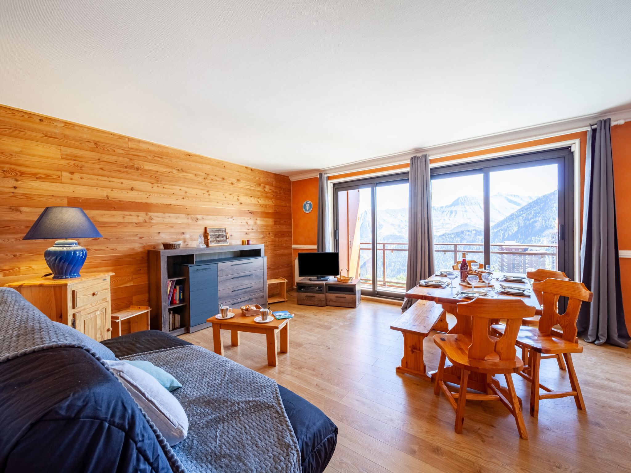 Foto 1 - Appartamento con 2 camere da letto a Villarembert con piscina e vista sulle montagne