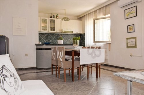 Foto 8 - Casa con 5 camere da letto a Trogir con giardino e vista mare