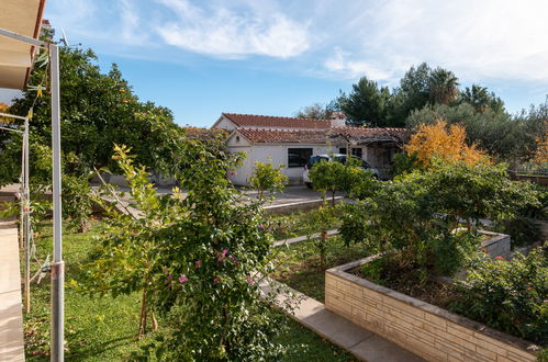 Foto 18 - Casa con 5 camere da letto a Trogir con giardino e vista mare