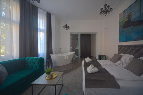 Photo 11 - Kings Palace Suites