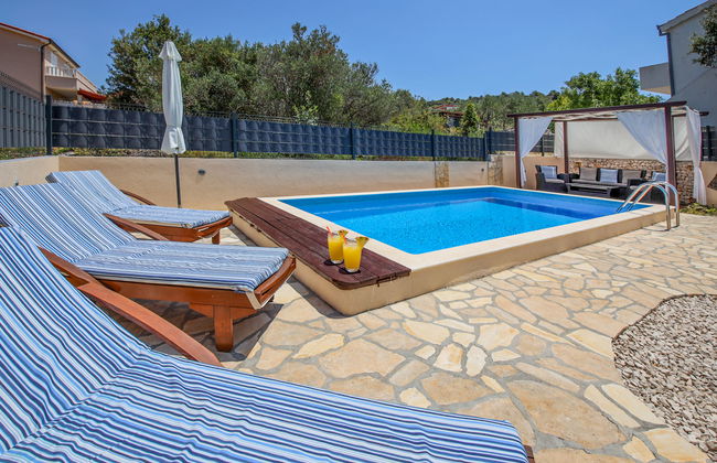 Apartamento de 4 quartos em Rogoznica com piscina privada e terraço - Foto 1