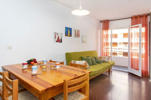 Photo 3 - 2 bedroom Apartment in Lloret de Mar with swimming pool and garden