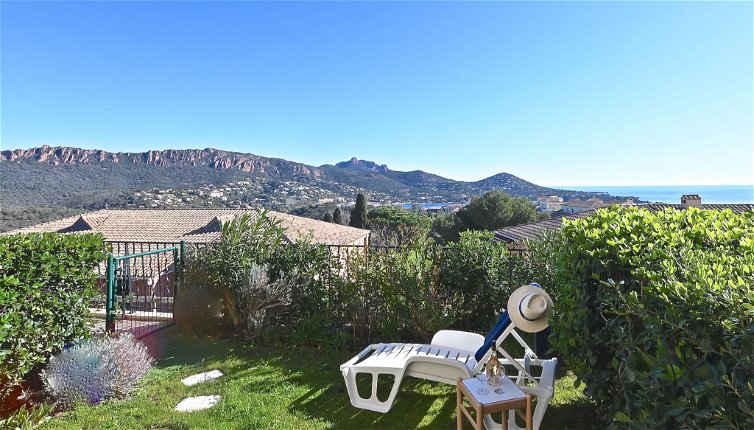 Photo 1 - 3 bedroom Apartment in Saint-Raphaël with swimming pool and sea view
