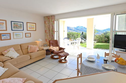 Photo 8 - 3 bedroom Apartment in Saint-Raphaël with swimming pool and garden