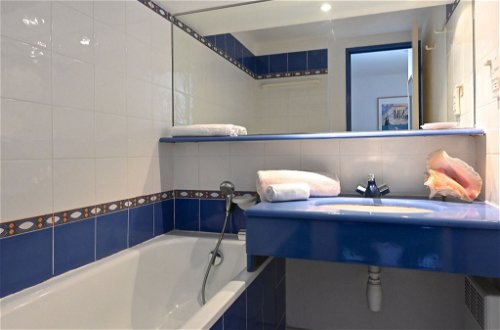 Foto 15 - Appartamento con 3 camere da letto a Saint-Raphaël con piscina e vista mare