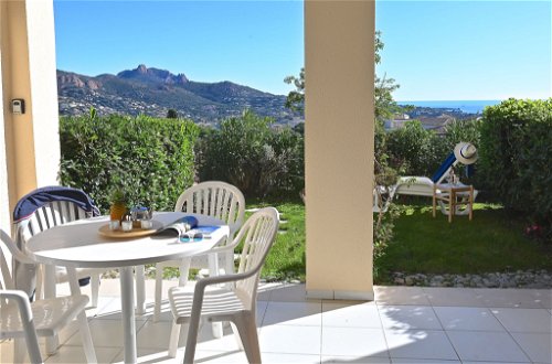 Foto 6 - Apartamento de 3 quartos em Saint-Raphaël com piscina e vistas do mar