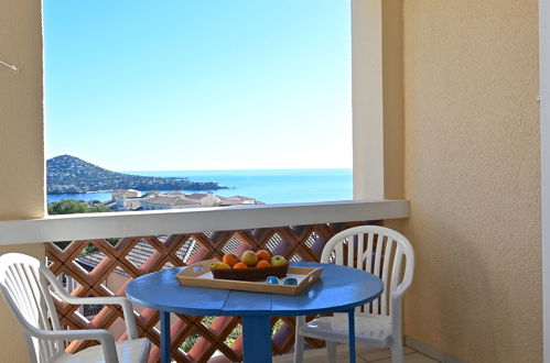 Foto 2 - Appartamento con 3 camere da letto a Saint-Raphaël con piscina e vista mare