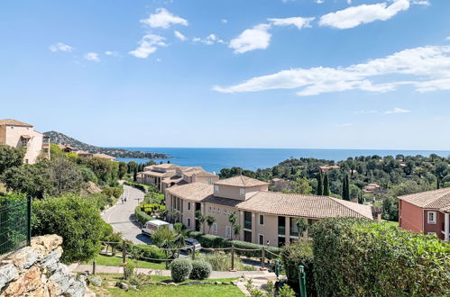 Foto 2 - Appartamento con 2 camere da letto a Saint-Raphaël con piscina e vista mare