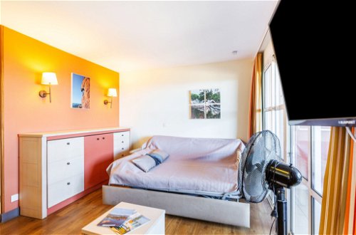 Foto 9 - Apartment mit 2 Schlafzimmern in Saint-Raphaël mit schwimmbad und blick aufs meer