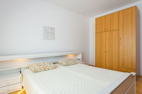 Foto 5 - Apartamento de 2 quartos em Pula com terraço e vistas do mar