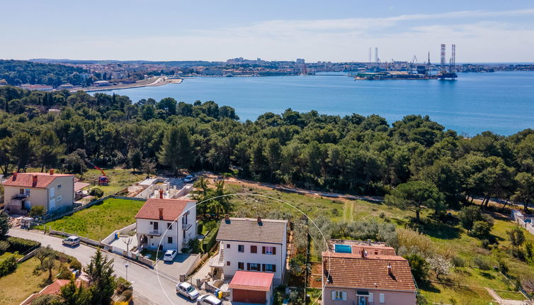 Photo 1 - Appartement de 2 chambres à Pula avec terrasse et vues à la mer