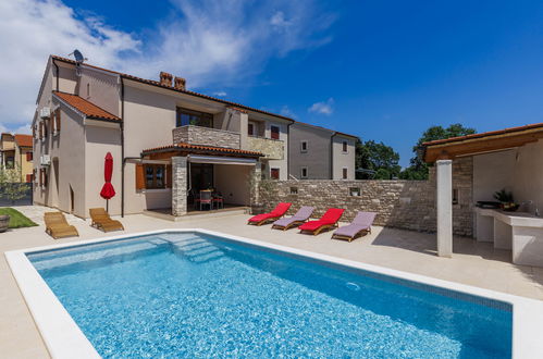 Photo 1 - 4 bedroom House in Marčana with private pool and sea view