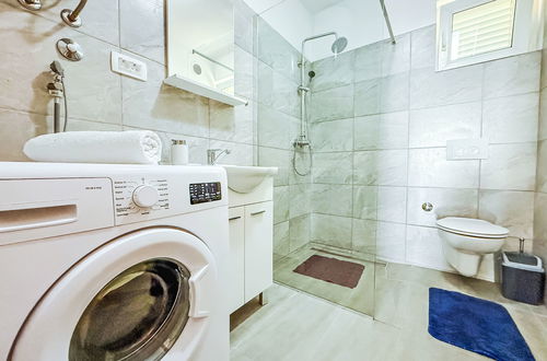 Foto 12 - Casa de 6 quartos em Jasenice com piscina privada e terraço