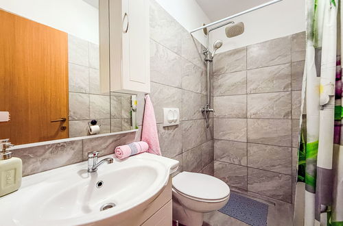 Foto 27 - Casa de 6 quartos em Jasenice com piscina privada e terraço