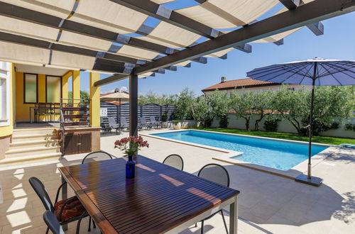 Foto 6 - Casa de 4 quartos em Novigrad com piscina privada e jardim