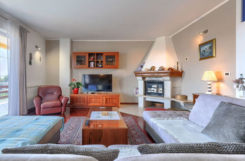 Foto 8 - Casa de 4 quartos em Novigrad com piscina privada e jardim