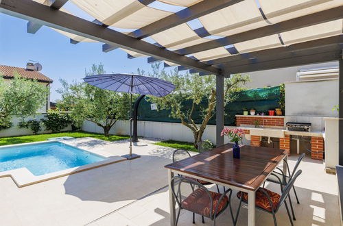 Foto 2 - Casa de 4 quartos em Novigrad com piscina privada e jardim