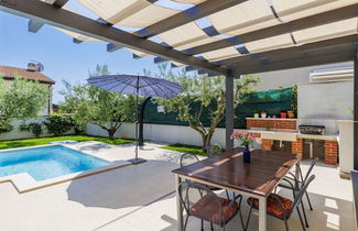 Foto 2 - Casa de 4 quartos em Novigrad com piscina privada e jardim