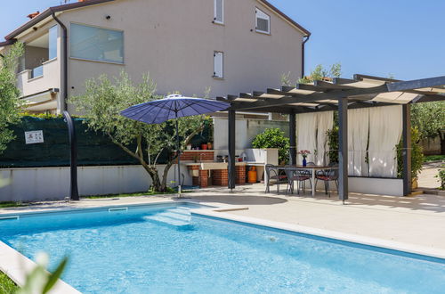 Foto 16 - Casa de 4 quartos em Novigrad com piscina privada e jardim