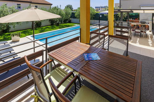Foto 25 - Casa de 4 quartos em Novigrad com piscina privada e jardim