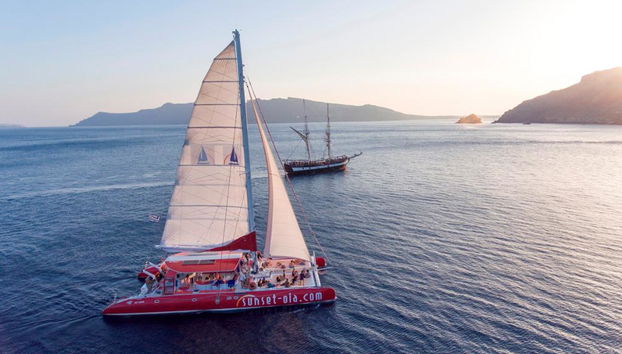 Catamaran Voyager Tour with BBQ: Hot springs, Red & White beaches – max. 55 pers - Photo 2