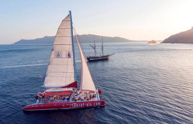 Catamaran Voyager Tour with BBQ: Hot springs, Red & White beaches – max. 55 pers - Foto 2