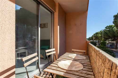 Foto 5 - Apartamento de 1 habitación en Le Lavandou con vistas al mar