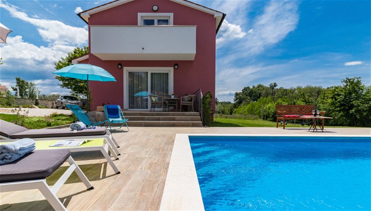 Foto 1 - Casa de 4 habitaciones en Tinjan con piscina privada y terraza